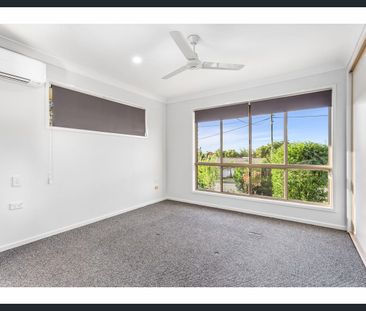 SPACIOUS 3 BEDROOM HOME ON MASSIVE BLOCK! - Photo 3