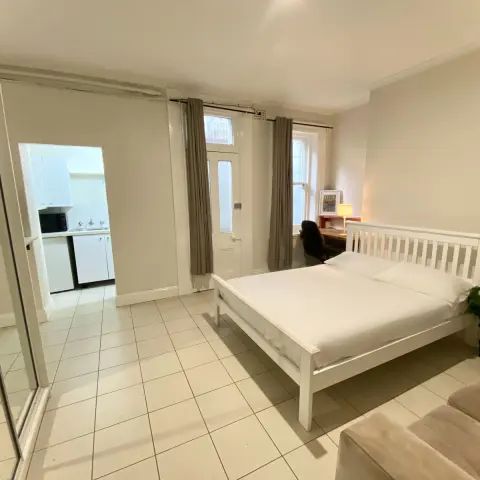 Room 1 #147 - Photo 2