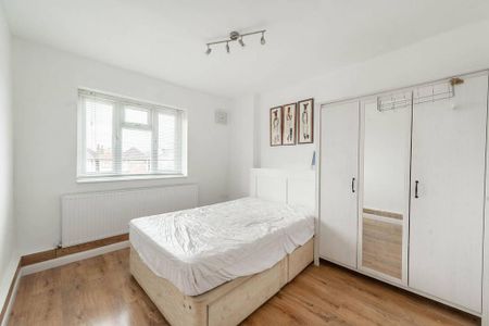 3 bedroom flat to rent - Photo 4