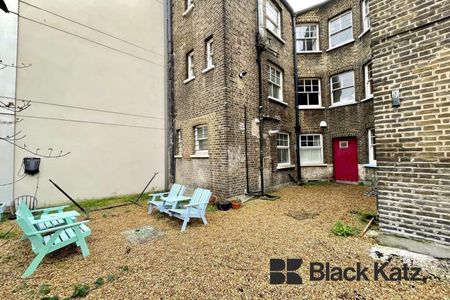 Beautiful one bed moments from London Bridge - Photo 3