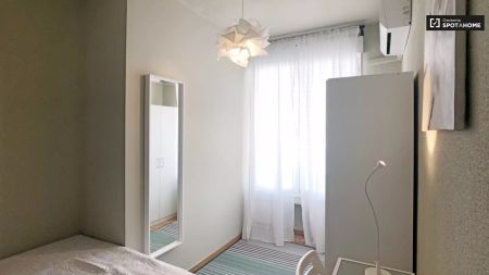Double bed in Room in a shared 5-bedroom apartment for rent in Cuatro Caminos, professionals and students only - Foto 4