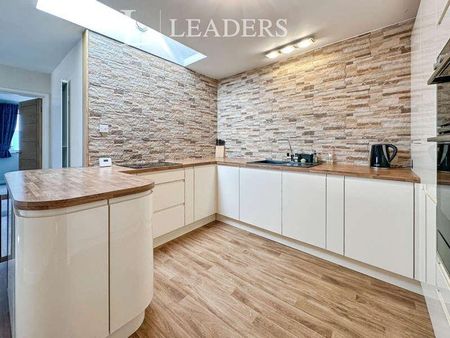 Carnarvon Road, PO12 - Photo 3