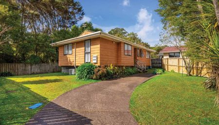 Three Bedroom Home in Quiet Titirangi Cul-de-sac - Photo 5