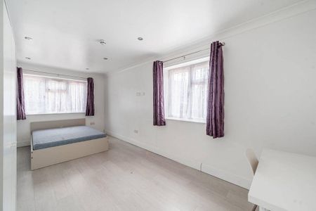 5 bedroom semi-detached house to rent - Photo 4