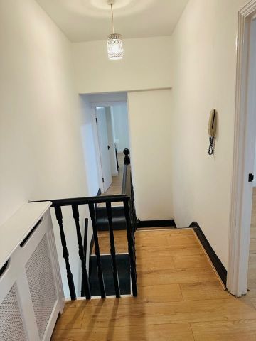 2 Bed Flat, Frant Road, CR7 - Photo 3