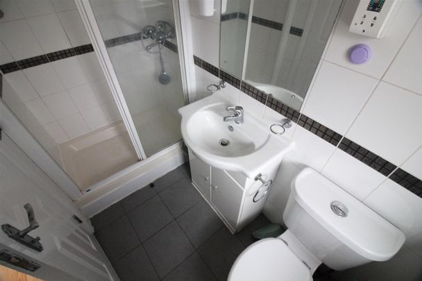 Kingsbridge Crescent, Southall - Photo 1