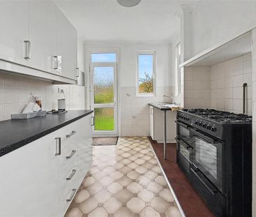 3 bedroom semi-detached house to rent - Photo 6