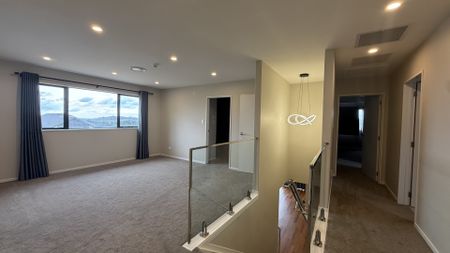 Large and luxurious in Flat bush - Photo 2