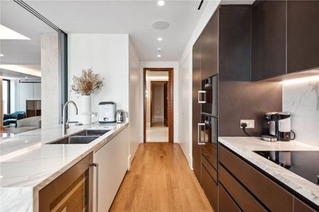 A beautifully presented and interior designed contemporary three double bedroom (all en-suite) third floor apartment. EPC rating: B | Council Tax Band H - Photo 5