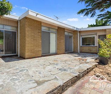 SINGLE LEVEL 70'S INSPIRED, SPACIOUS 3 BEDROOM HOME - Photo 5