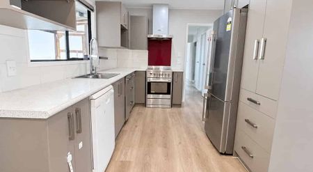Spacious 4-Bedroom Family Home with Fully Fenced Section – Unsworth Heights - Photo 4