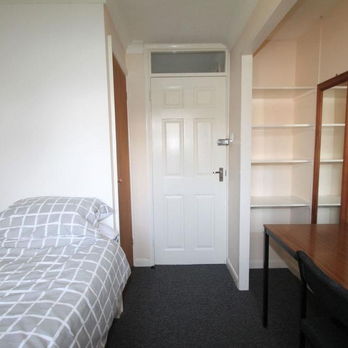 4 bedroom semi-detached house to rent - Photo 1