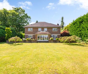 A beautifully presented family home on a private road, short distance from Ascot High Street exclusively being offered by Knight Frank to rent. - Photo 2