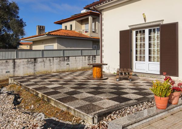 Floor of 2 bedroom villa, partially furnished and semi equipped in Requeixo!