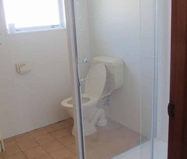 Spacious 2 bdrm house with a single secure garage - Photo 5