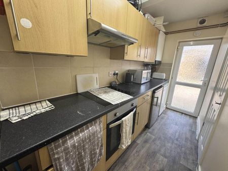1 bedroom in a house share to rent - Photo 4