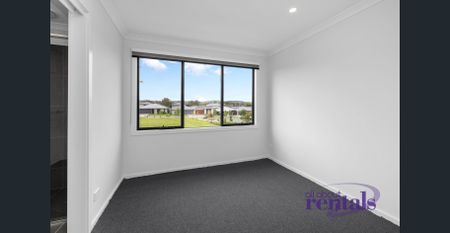 Stylish 2-Bedroom Townhouse with Premium Finishes - Photo 5