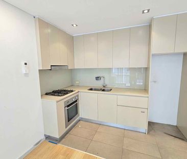 Modern Two Storey Apartment in Maroubra Junction - Photo 1