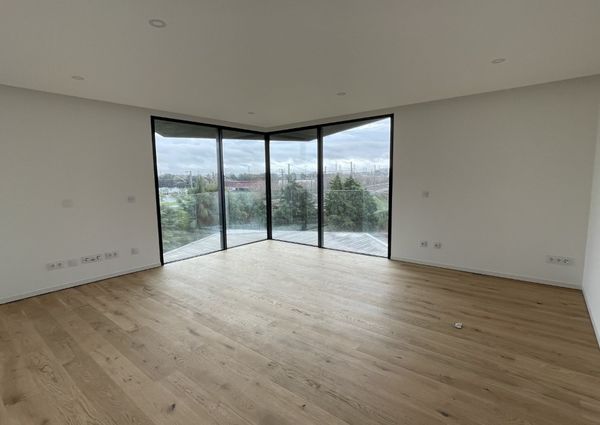 Apartamento T2 de Luxo no Cais da Fonte Nova com Vistas Deslumbrantes para a Ria de Aveiro