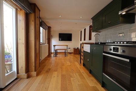 1 bedroom coach house to rent - Photo 2