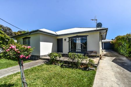 Cottage with Established Gardens & Ideal Location - Photo 2