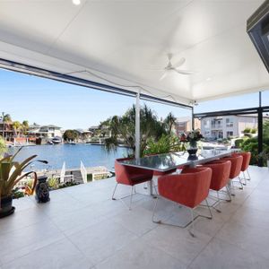 Large Single-Level Luxury Waterfront Residence - Photo 3