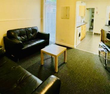 5 bedroom semi-detached house to rent - Photo 2