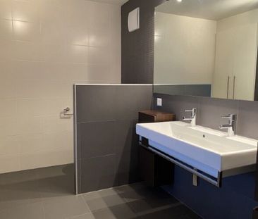 Appartement moderne de 5½ pièces avec jardin, cheminée et cave à vin - Photo 2