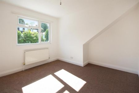 4 bedroom semi-detached bungalow to rent - Photo 2