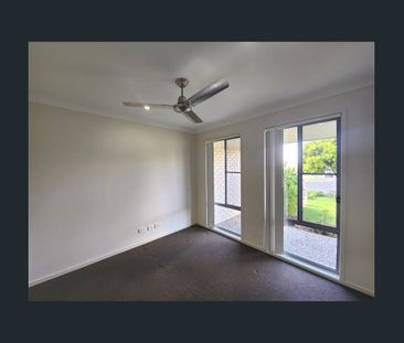 SPACIOUS 4 BEDROOM FAMILY HOME WITH OPEN KITCHEN LIVING DINING WITH... - Photo 4