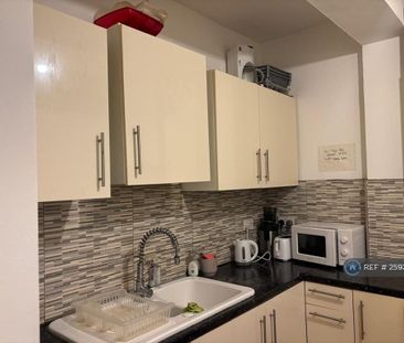 1 bedroom in a flat share to rent - Photo 6