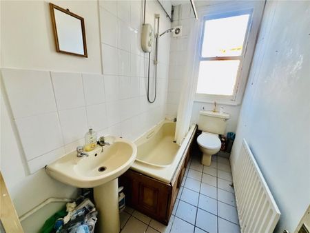 1 bedroom in a house share to rent - Photo 4