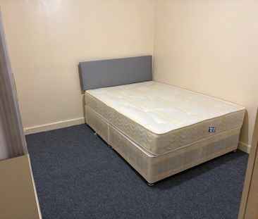 3 bedroom flat to rent - Photo 6