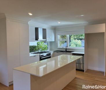 Beautifully Renovated & Decorated Classic 1950's Cottage in Bowral - Photo 3