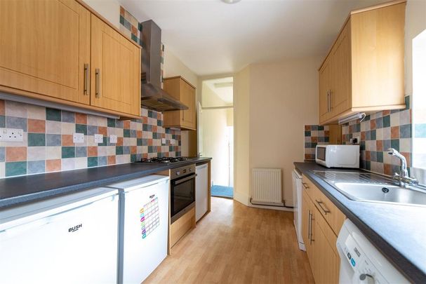 4 bedroom flat to rent - Photo 1