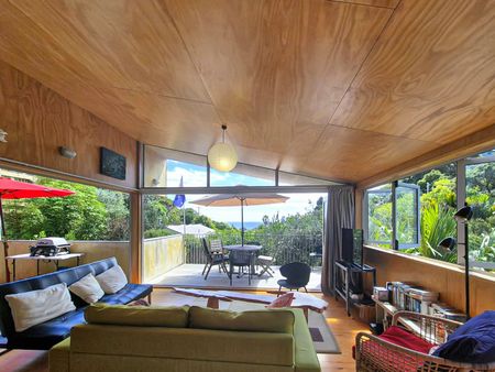 Charming Two-Storey 3-Bedroom Home in Palm Beach – $875/week - Photo 2