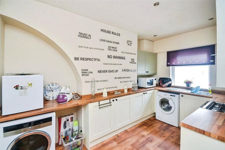 2 bedroom end of terrace house to rent - Photo 2