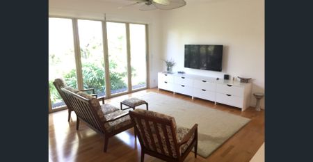 Peregian Beach Designer Cottage 400 metres from the beach - Photo 2