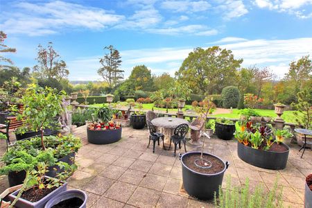 Superb duplex apartment of elegant proportions with large private terrace, set within this imposing country residence with communal grounds and tennis courts. - Photo 5