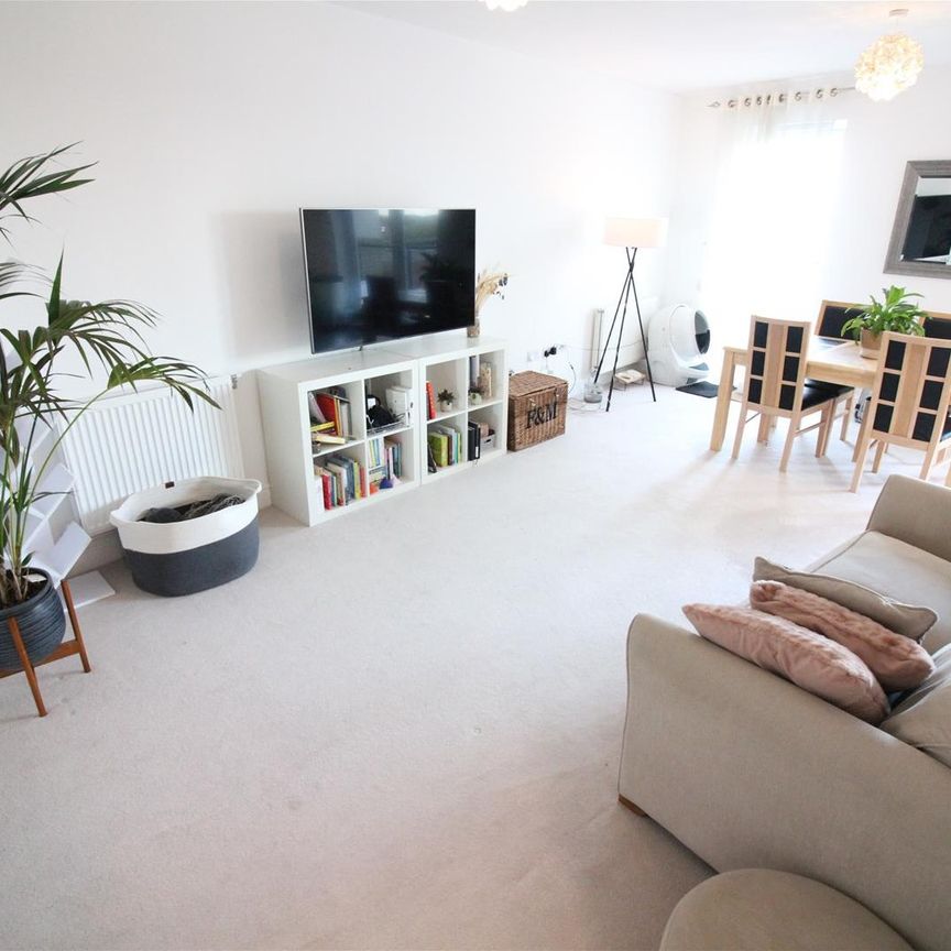 Hunting Place, Hounslow - Photo 1