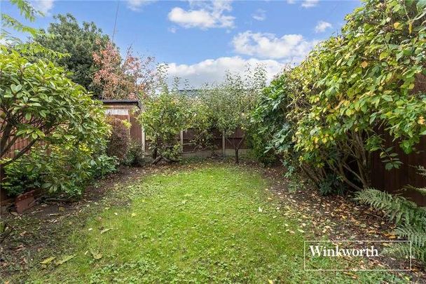 Market Place, London, N2 - Photo 1