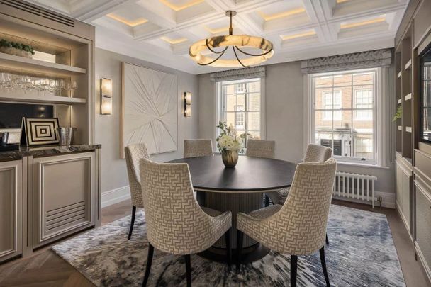 A stunning five-bedroom townhouse on Buckingham Place. - Photo 1