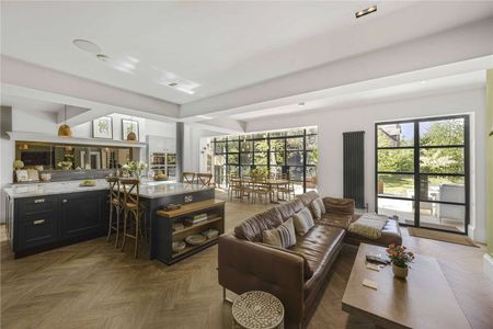 An exceptional period residence with contemporary extension in a prime Hale location. - Photo 2