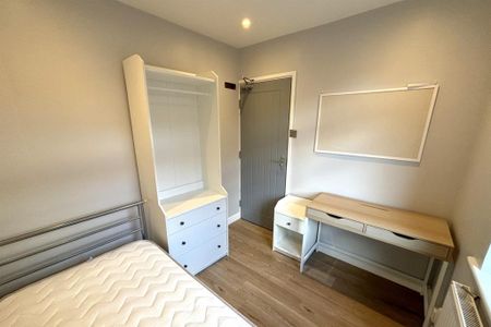 4 bedroom semi-detached house to rent - Photo 4