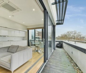 3 bedroom flat in London - Photo 4