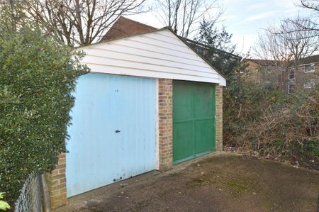 Fairlawns, Horley, Surrey, RH6 - Photo 3