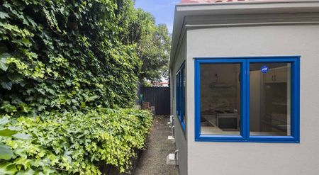 Modern 3-Bedroom in Prime Ellerslie Location - Photo 3