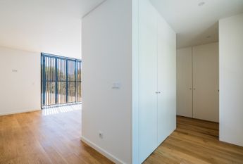 Moradia T6 de arquitetura moderna inserida no Golfe de Oeiras