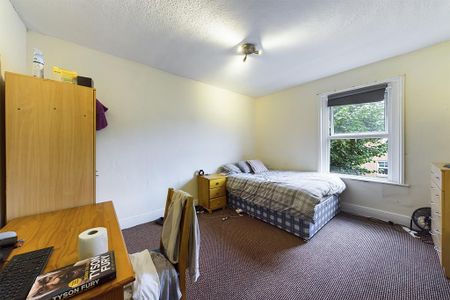 5 bedroom end of terrace house to rent - Photo 2