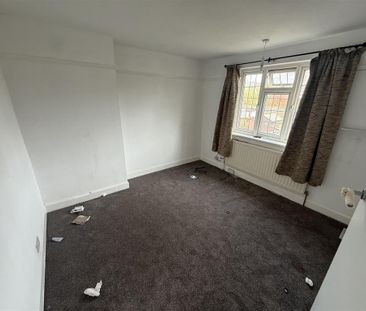 4 bedroom semi-detached house to rent - Photo 5